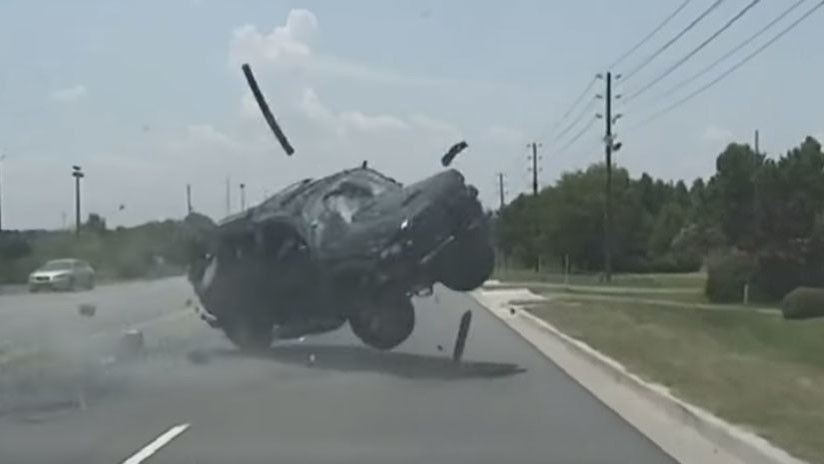 Redes: una mujer sale despedida de su coche durante una dramática persecución policial