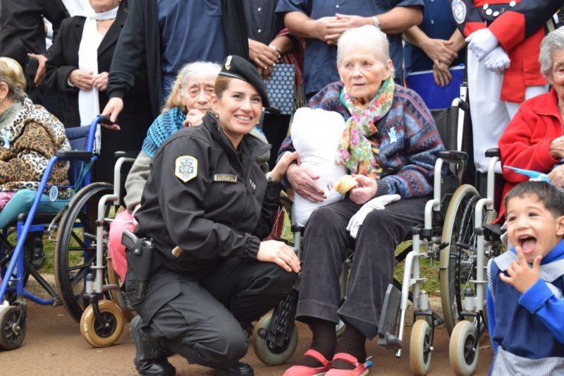 Abuelos celebraron la Independencia con cadetes de la Policía