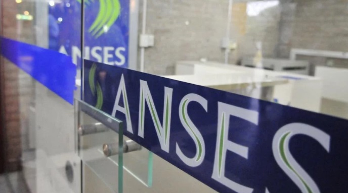 Críticas de la oposición al decreto oficial que recorta las asignaciones sociales