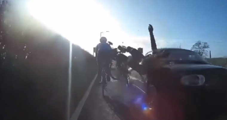 Video: un conductor hace volar por los aires a un grupo de ciclistas en el Reino Unido