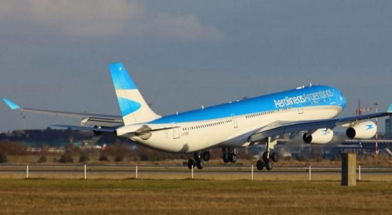 Más de 120 vuelos cancelados y 16 naves de Aerolíneas Argentinas afectadas por el temporal en Buenos Aires