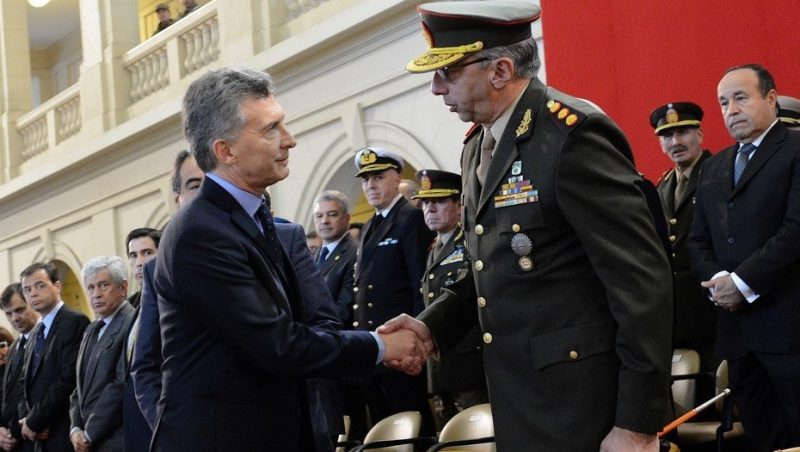 Evalúan alternativas para disponer un aumento del 15% a los militares para bajar la tensión