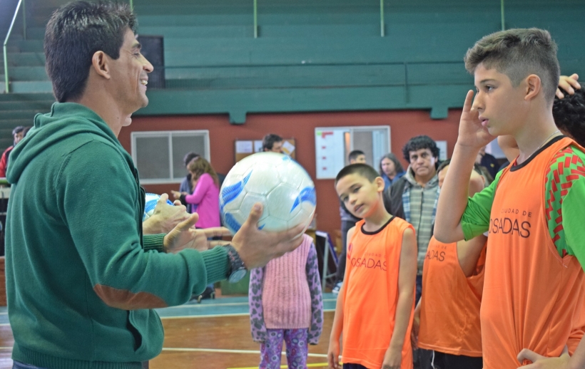 El ex Boca, Hugo “Negro” Ibarra brindó una clínica deportiva en Posadas
