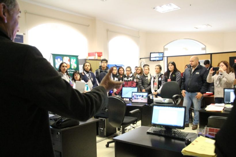 Penayo recibió en la Defensoría del Pueblo al Concejo Estudiantil 2 4 - Defen jovenes 2 - 3