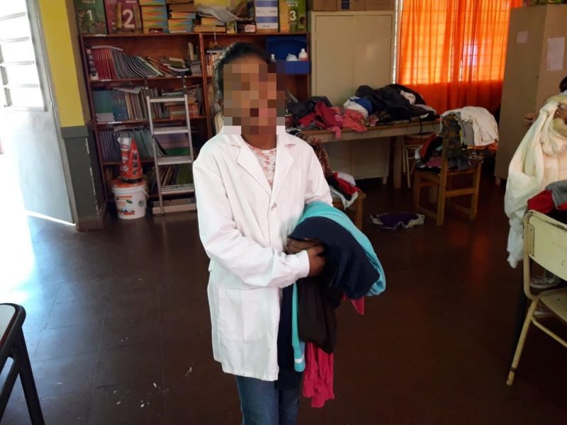 Policías recolectaron y donaron ropa a la Escuela N°484