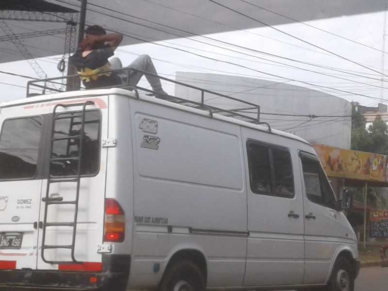 Imprudencia total: viajaba en el techo de una combi en plena avenida posadeña