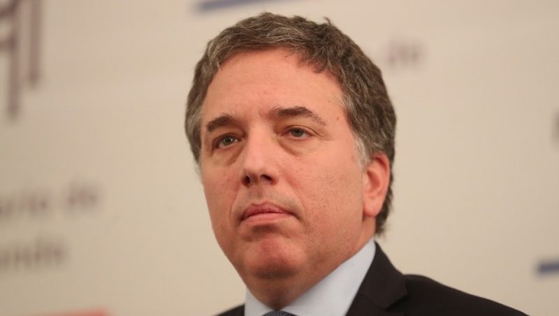 Dujovne amenaza con renunciar si se aplican nuevos impuestos al turismo