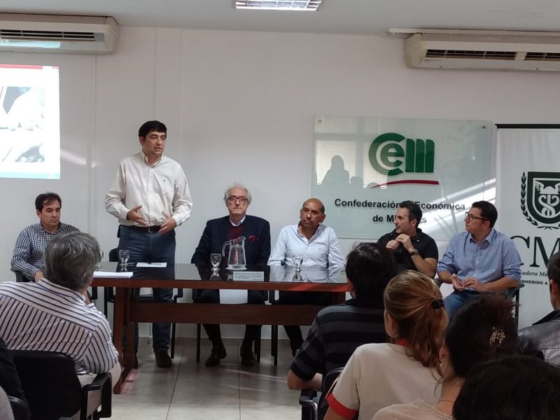 Capacitan a comerciantes para atención de personas ciegas