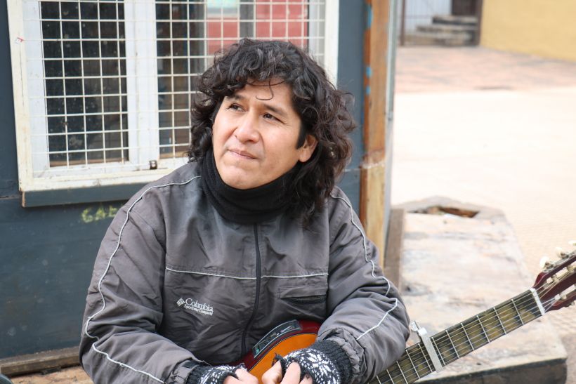 Juan Machaca, el mendocino que se gana el pan mostrando su arte en Posadas