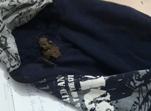 Intentó llevar marihuana en un abrigo para un familiar detenido