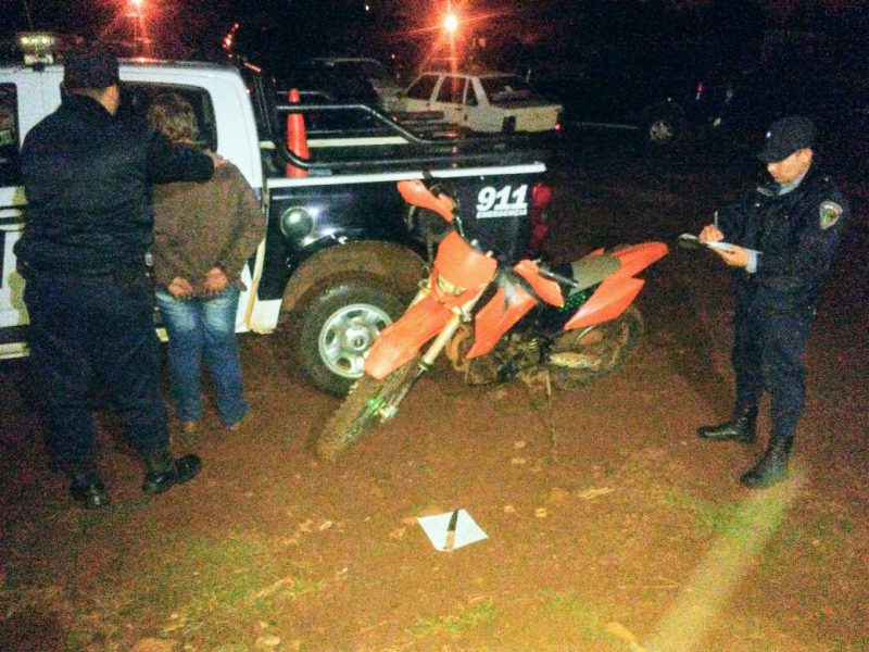 San Vicente: transitaba en una moto sin luces, intentó huir y fue detenido