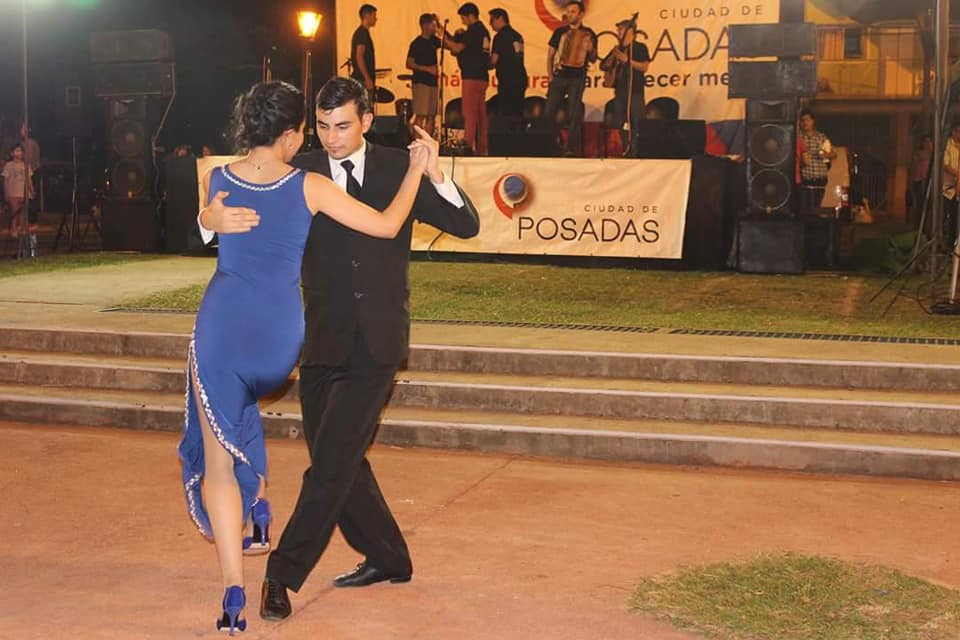 Se llevan a cabo clases gratuitas de tango en el Paseo La Terminal