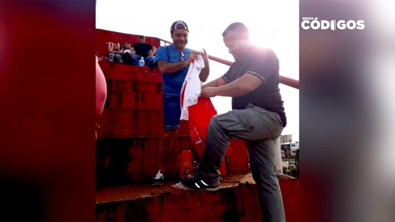 Como uno más: con gorra y mate en mano, el Vicegobernador sorprendió a espectadores del partido Huracán y Ágil