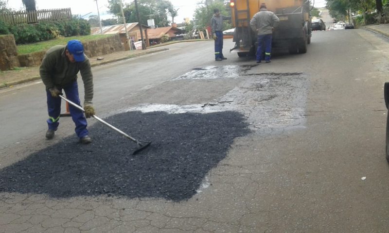 La Comuna realizó tareas de bacheo sobre la avenida Santa Catalina