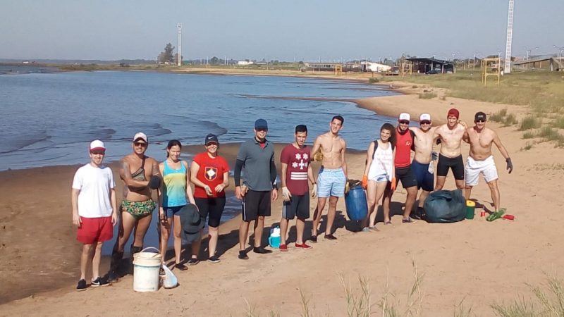 Guardavidas aprovecharon la bajada del río para limpiar la playa de Miguel Lanús