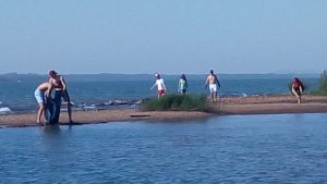 Guardavidas aprovecharon la bajada del río para limpiar la playa de Miguel Lanús 2 4 - WhatsApp Image 2018 07 18 at 13.51.11 1 - 3