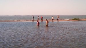 Guardavidas aprovecharon la bajada del río para limpiar la playa de Miguel Lanús 3 6 - WhatsApp Image 2018 07 18 at 13.51.11 - 5