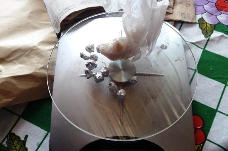 Allanaron kiosco que vendía caramelos de cocaína