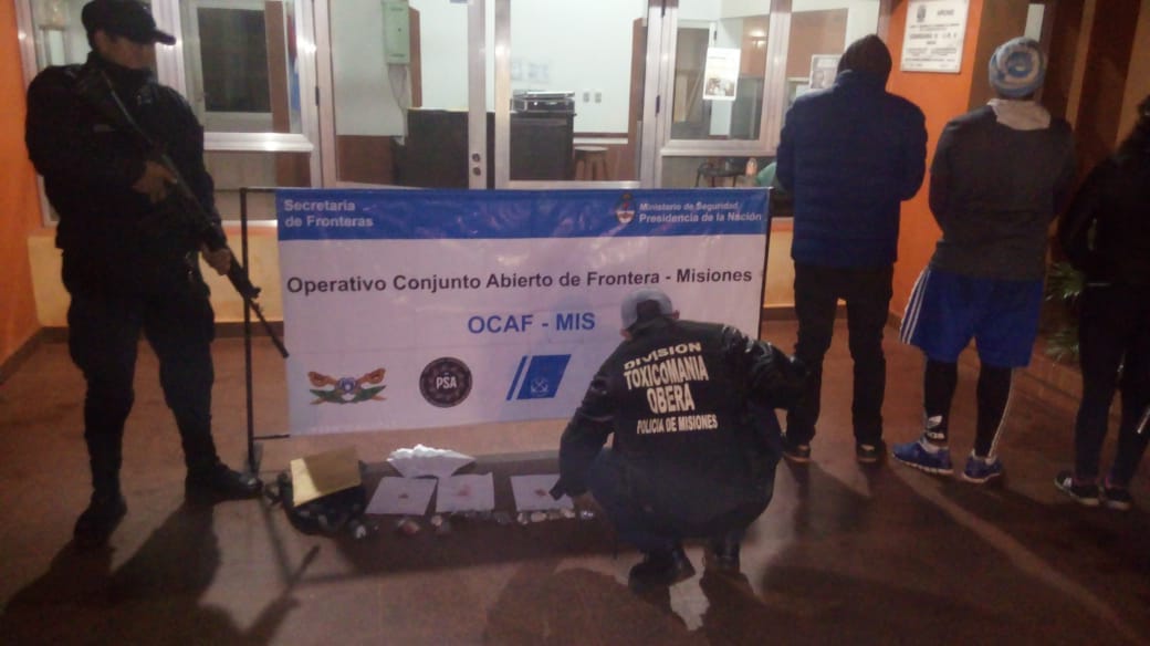 Detuvieron a tres jóvenes en plena venta de marihuana en Oberá