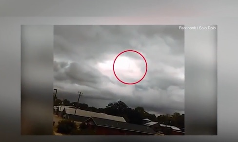 Asegura haber filmado a Dios caminando entre las nubes