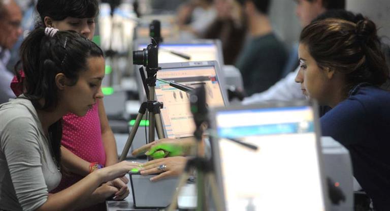 Desde el miércoles renovar el DNI costará $300 y el Pasaporte $1.500