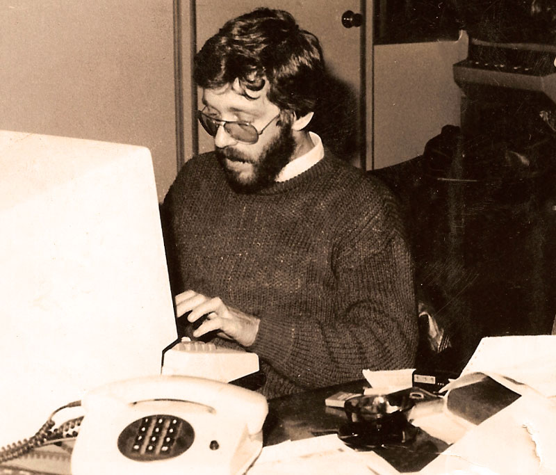 Escritor de Cerro Azul será el poeta consagrado en las postales por el Día del Lector