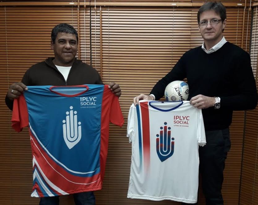 Posadas: el Iplyc entregó indumentarias deportivas para futbolistas del barrio Santa Rosa