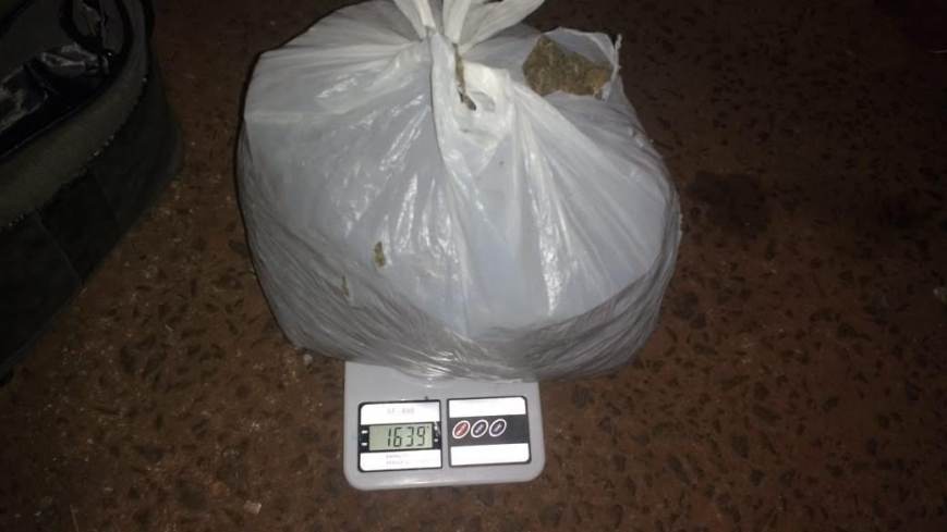 “Picaban”, pesaban y vendían marihuana en plena calle: hay dos detenidos