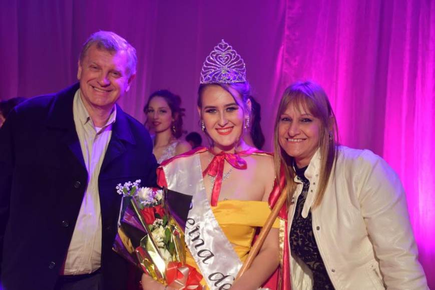 Con más de 3.000 personas presentes, Wanda coronó a Carolina Anschau como su nueva soberana
