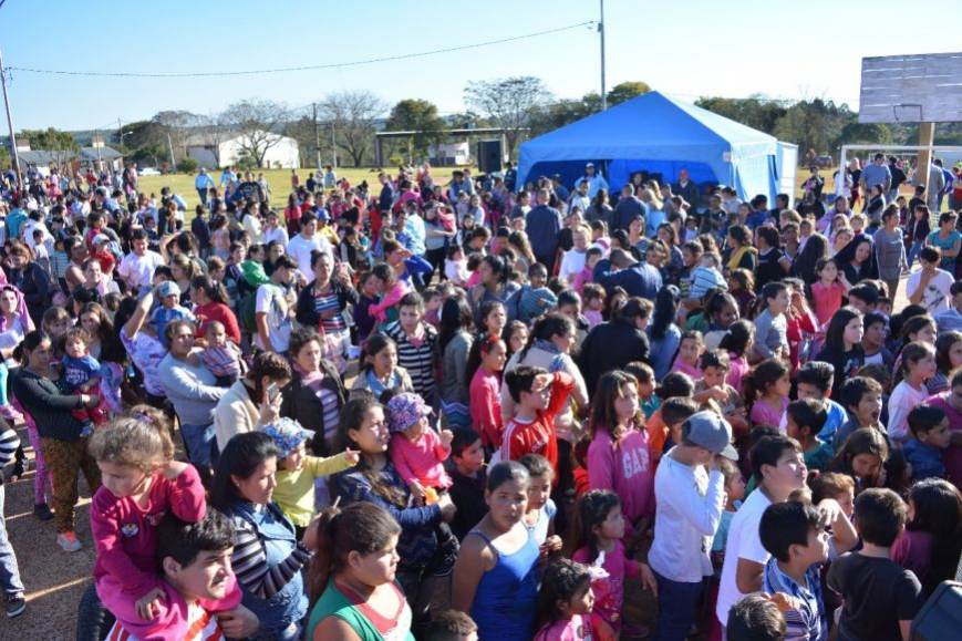 Familias de diferentes barrios disfrutaron de "Por los Niños Todo" en Itaembé Miní 1 2 - 0a96a093 95f7 4148 8d27 ab6af4620402 - 1