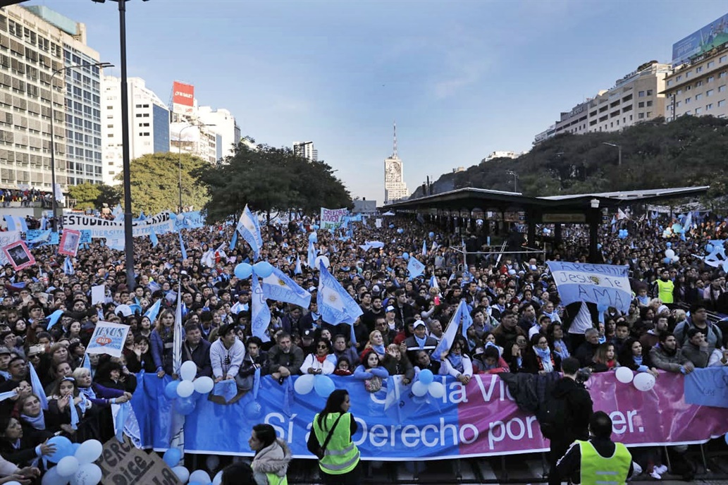 Multitudinaria marcha contra la legalización del aborto en el Obelisco