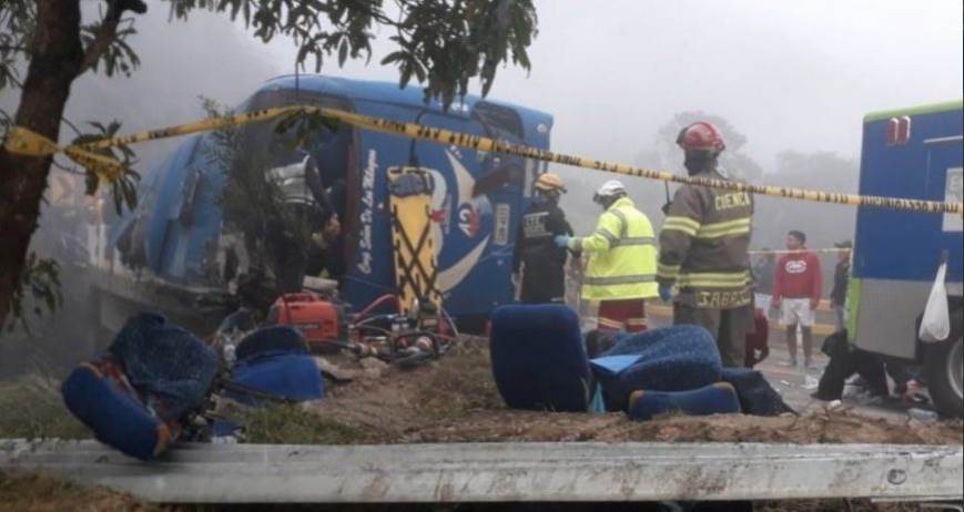 Tragedia en el fútbol de Ecuador: 12 fanáticos del Barcelona murieron en un accidente de tránsito