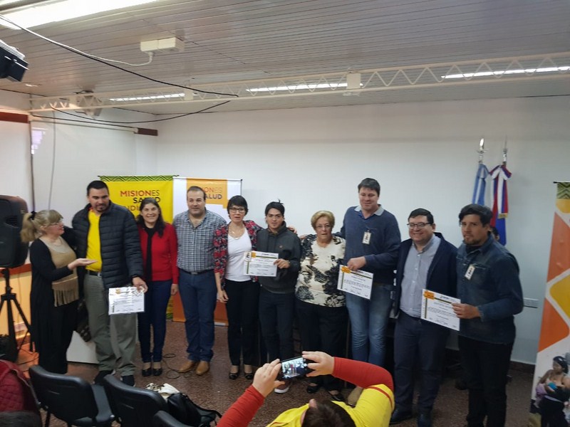 Misiones ya cuenta con Promotores Mbya Guaraní certificados para vacunar en sus aldeas 5 10 - Entrega certificados vacunadores mbya 15 Copiar - 9