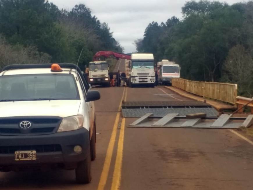 Interrumpen el tránsito sobre el puente del arroyo Cuña Pirú II