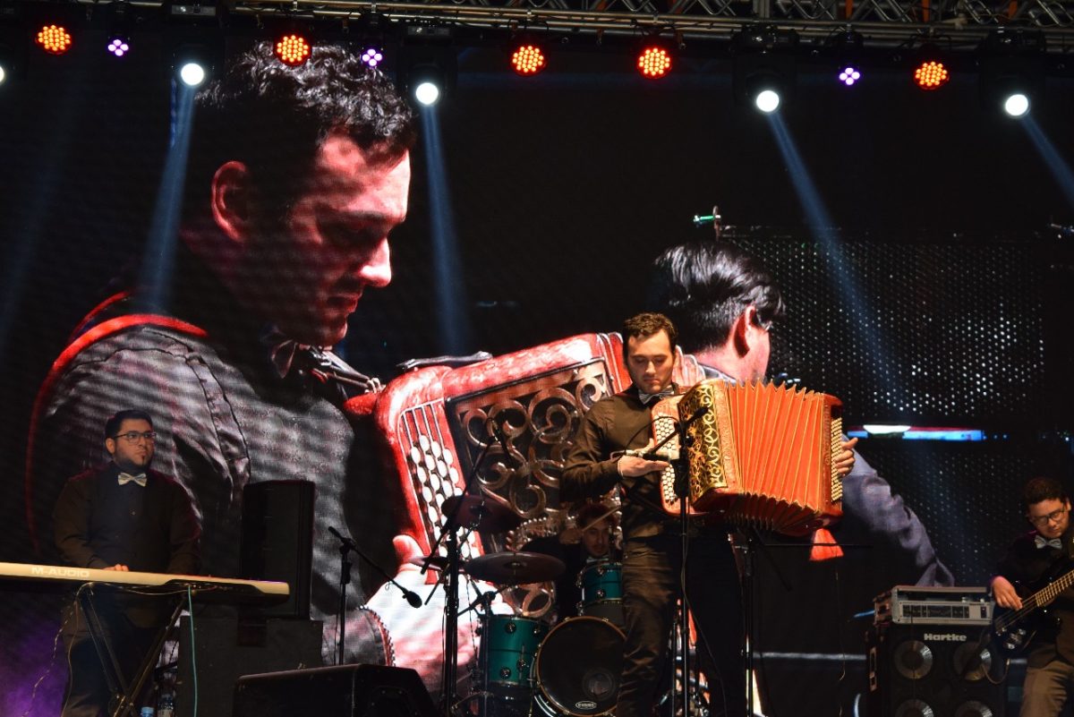 A puro folclore, “Baile de mi tierra” desembarcó en la plaza 9 de Julio