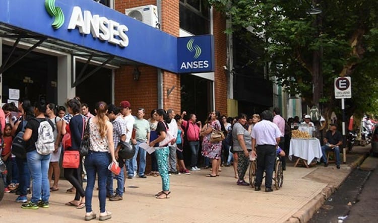 Largas filas en Anses generan descontento y denuncias de mala atención