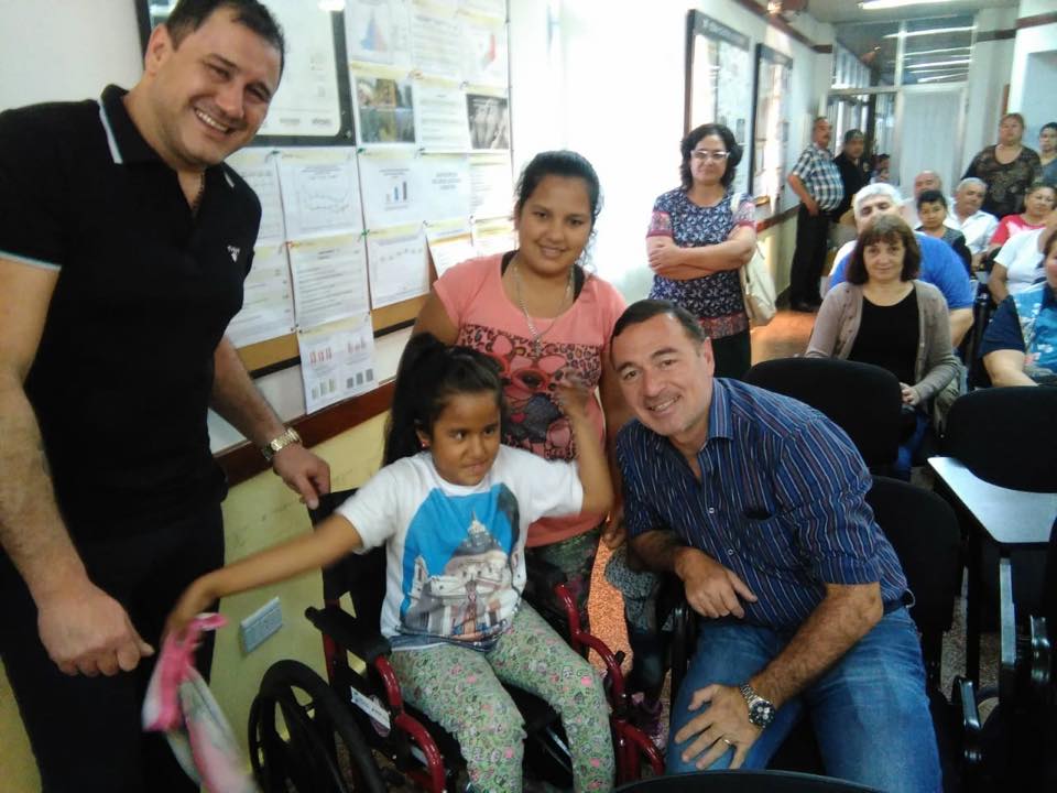 Incluir salud: entregó audífonos, anteojos y sillas de ruedas para titulares del programa