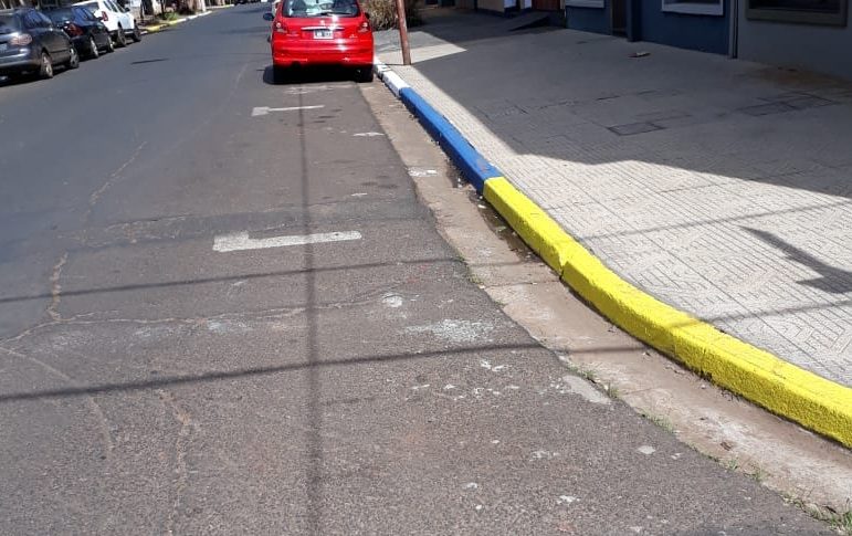 Demarcan los espacios de estacionamiento sobre la calle 25 de Mayo