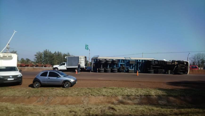 Despiste y vuelco de un camión de carga en Garupá