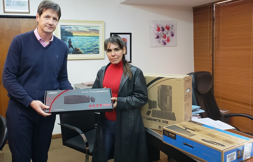 El Iplyc entregó una computadora para sortear en la Expo Game