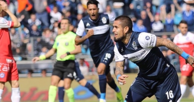 Gimnasia debutó con un triunfo en el Bosque