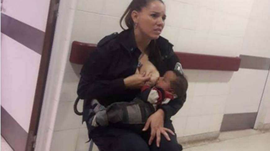 Ascendieron a una oficial que amamantó a un bebé