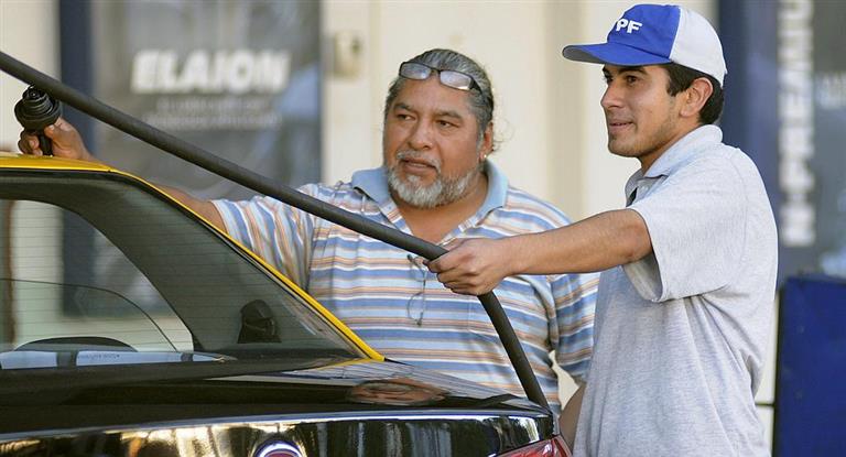 El salario alcanza para comprar más nafta que en la región y menos que en Europa