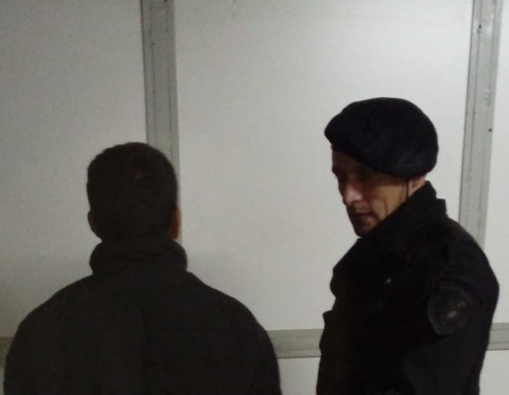 Sustrajo un celular, pidió dinero por su devolución y fue detenido