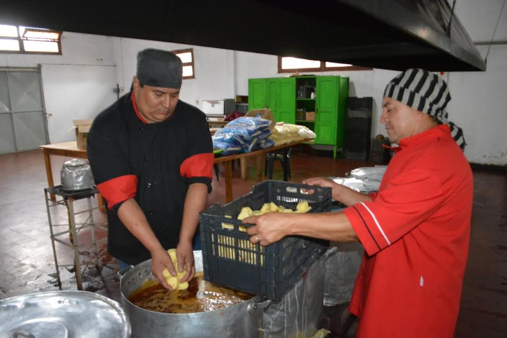 Ante la crisis económica, Montecarlo duplica las raciones de comida en su cocina centralizada