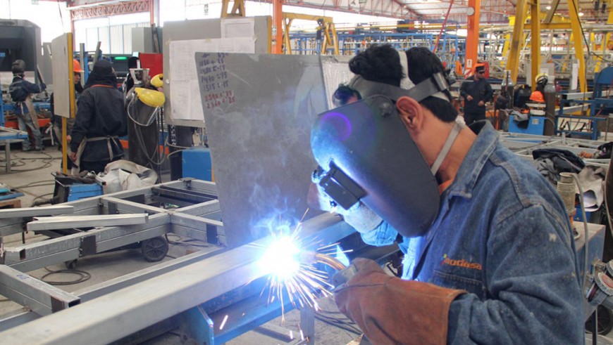 La industria anotó su tercera caída consecutiva: se contrajo 5,7% en julio