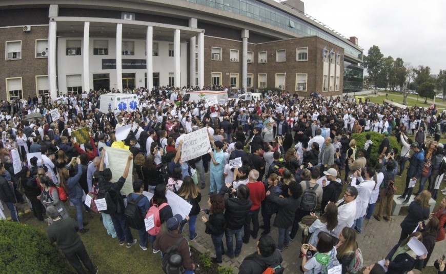 “Abrazo” de trabajadores del Posadas por despidos