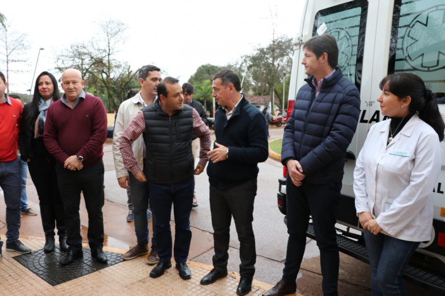 Herrera Ahuad entregó una ambulancia y certificados del Itec