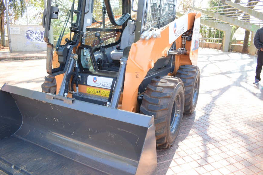 Presupuesto Participativo: Losada entregó una minicargadora en Villa Urquiza 13 26 - DSC 1080 - 25