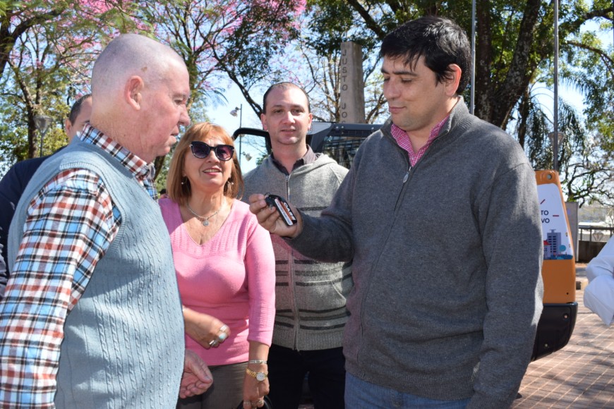 Presupuesto Participativo: Losada entregó una minicargadora en Villa Urquiza 12 24 - DSC 1146 - 23